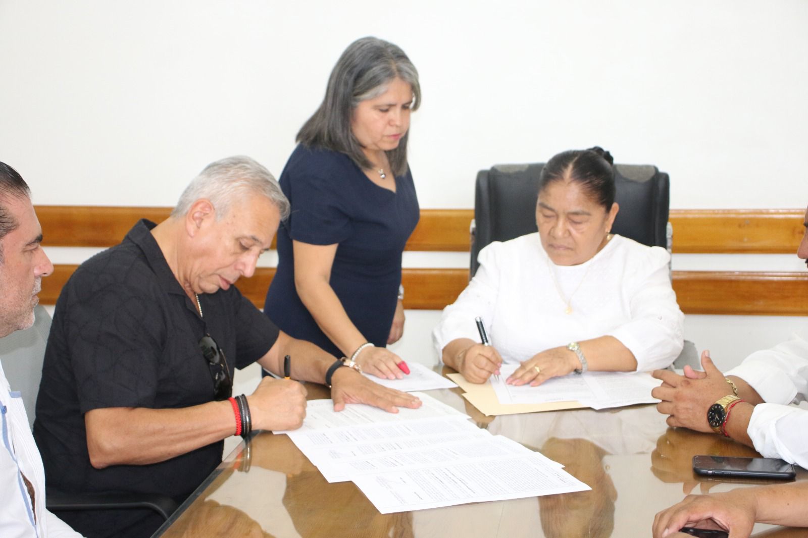 Autoridades de Temixco firman escritura con INSUS para regularizar Plaza Solidaridad 1 1000302382