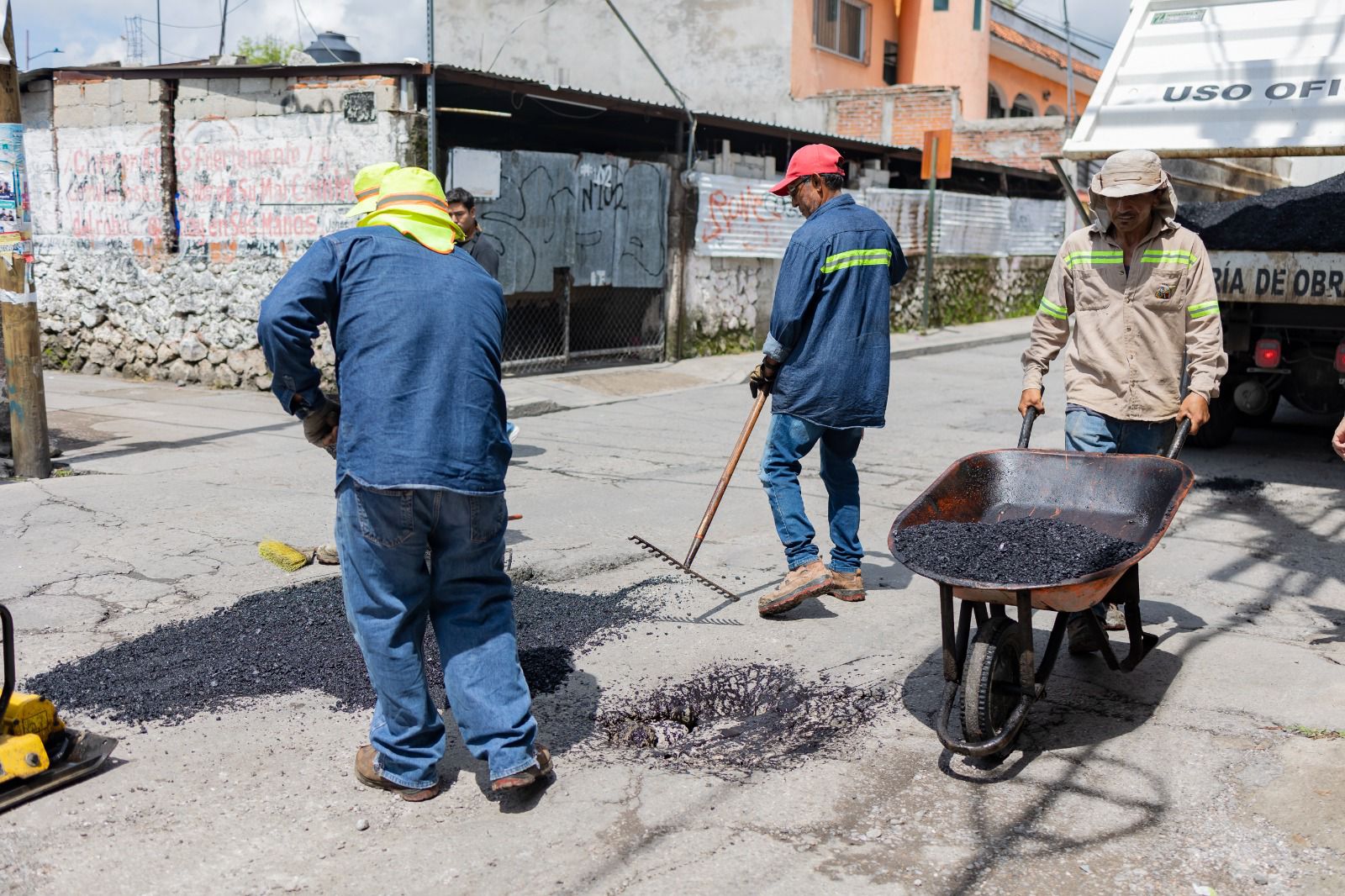 Personal de Obras Públicas de Temixco realiza trabajos de bacheo en delegación de Acatlipa 4 1000356853