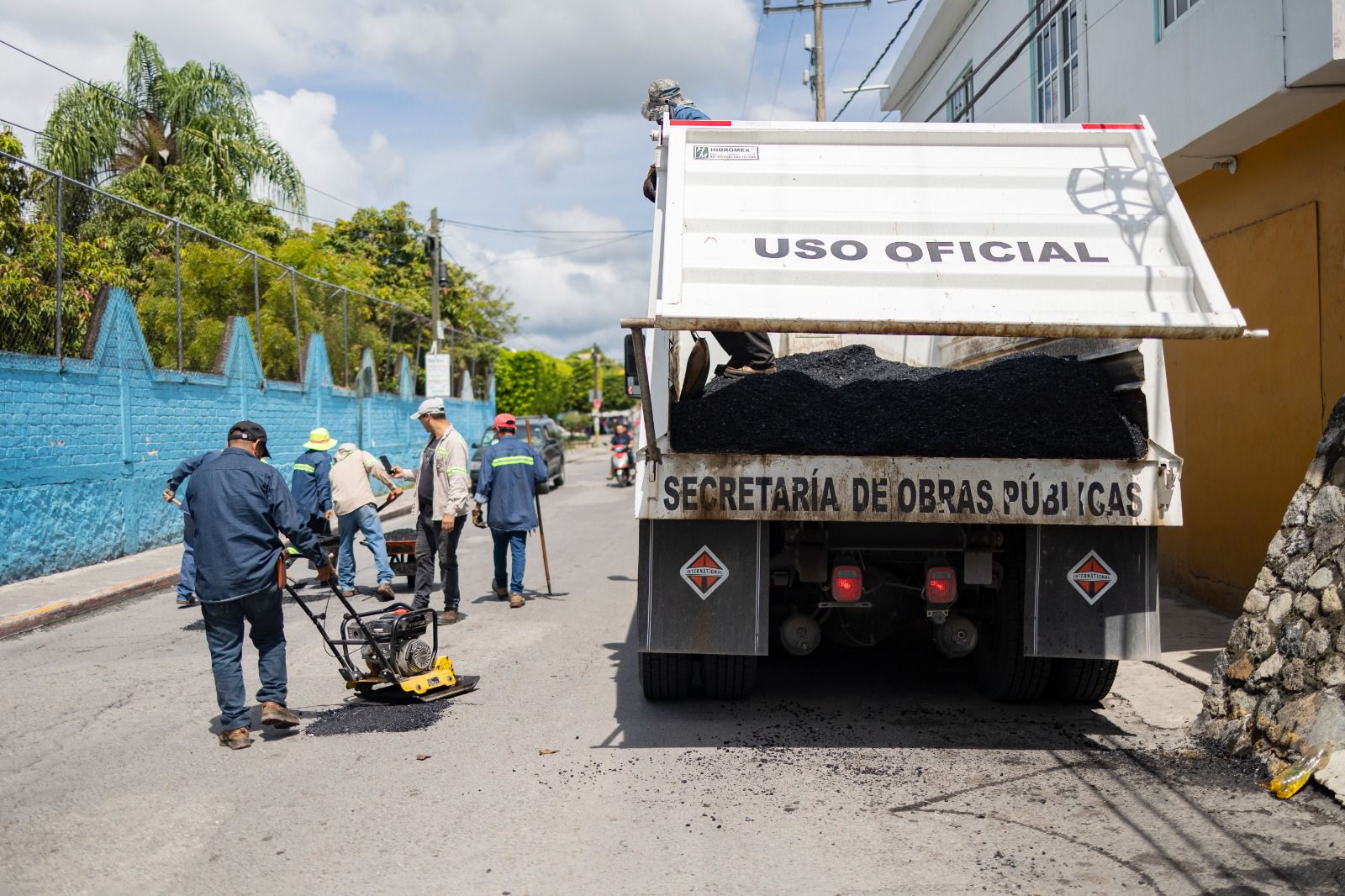 Personal de Obras Públicas de Temixco realiza trabajos de bacheo en delegación de Acatlipa 2 1000356855