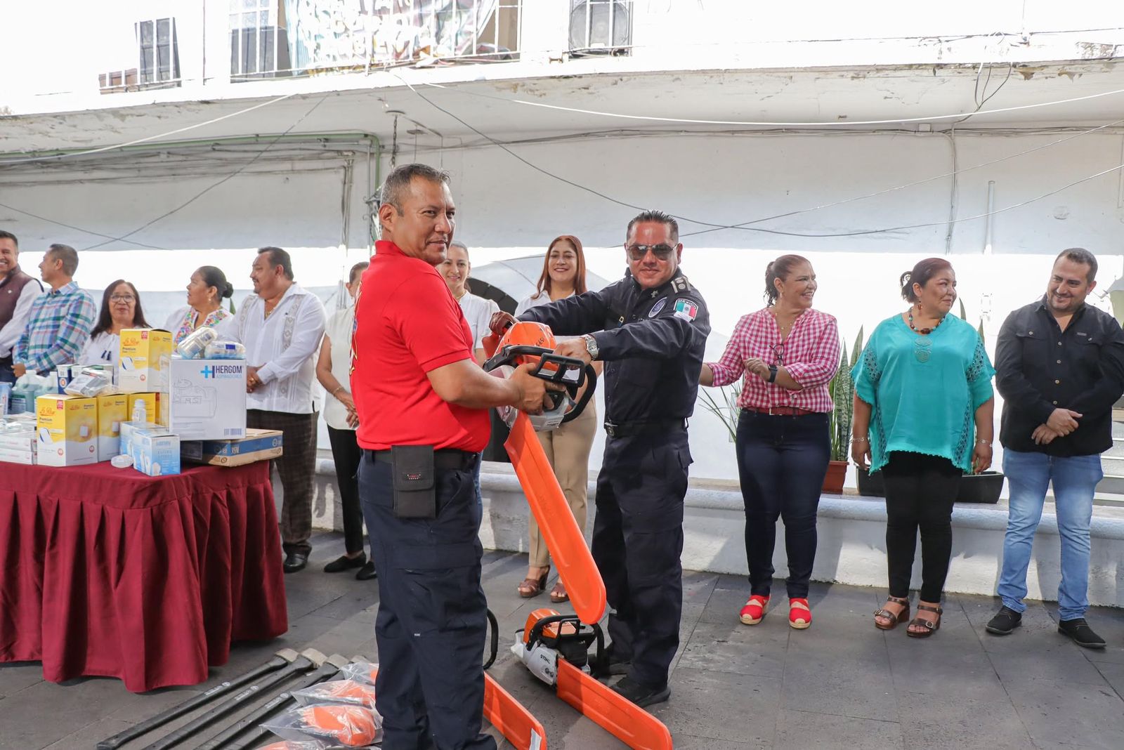 Por tercera ocasión autoridades entregan insumos, uniformes y un camión tipo cisterna al Heroico Cuerpo de Bomberos en Temixco 3 1000389316