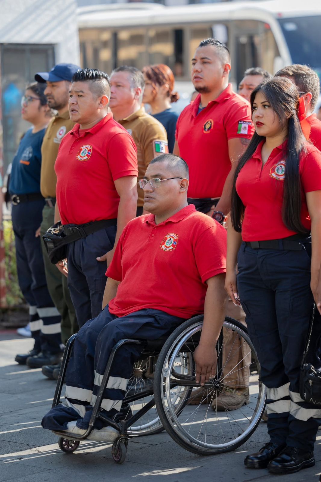 Por tercera ocasión autoridades entregan insumos, uniformes y un camión tipo cisterna al Heroico Cuerpo de Bomberos en Temixco 5 1000389317