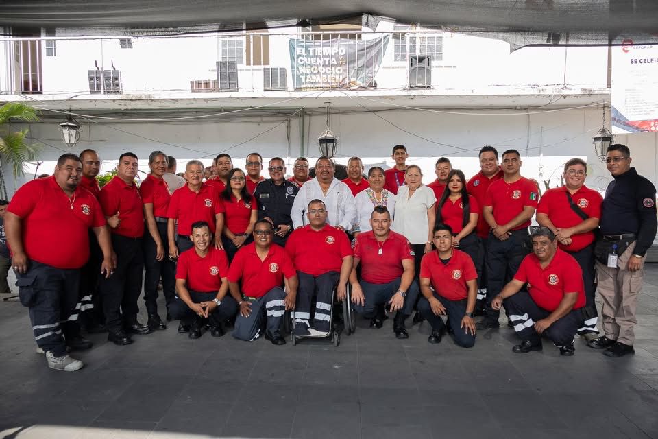Por tercera ocasión autoridades entregan insumos, uniformes y un camión tipo cisterna al Heroico Cuerpo de Bomberos en Temixco 1 1000389318