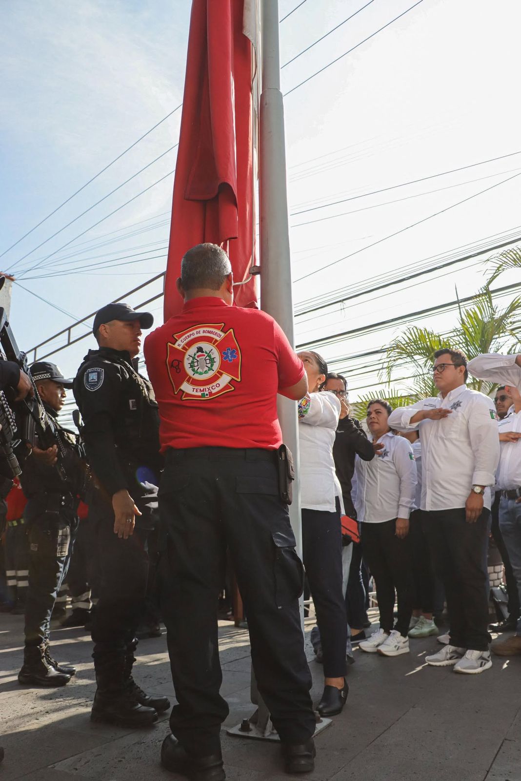 Por tercera ocasión autoridades entregan insumos, uniformes y un camión tipo cisterna al Heroico Cuerpo de Bomberos en Temixco 2 1000389319