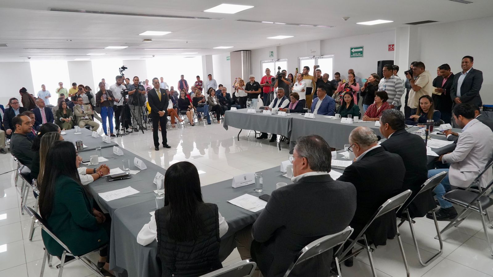 Queda instalada formalmente la Comisión de Gobernación y Gran Jurado; será presidida por el dip Omar Livera 4 1000448350