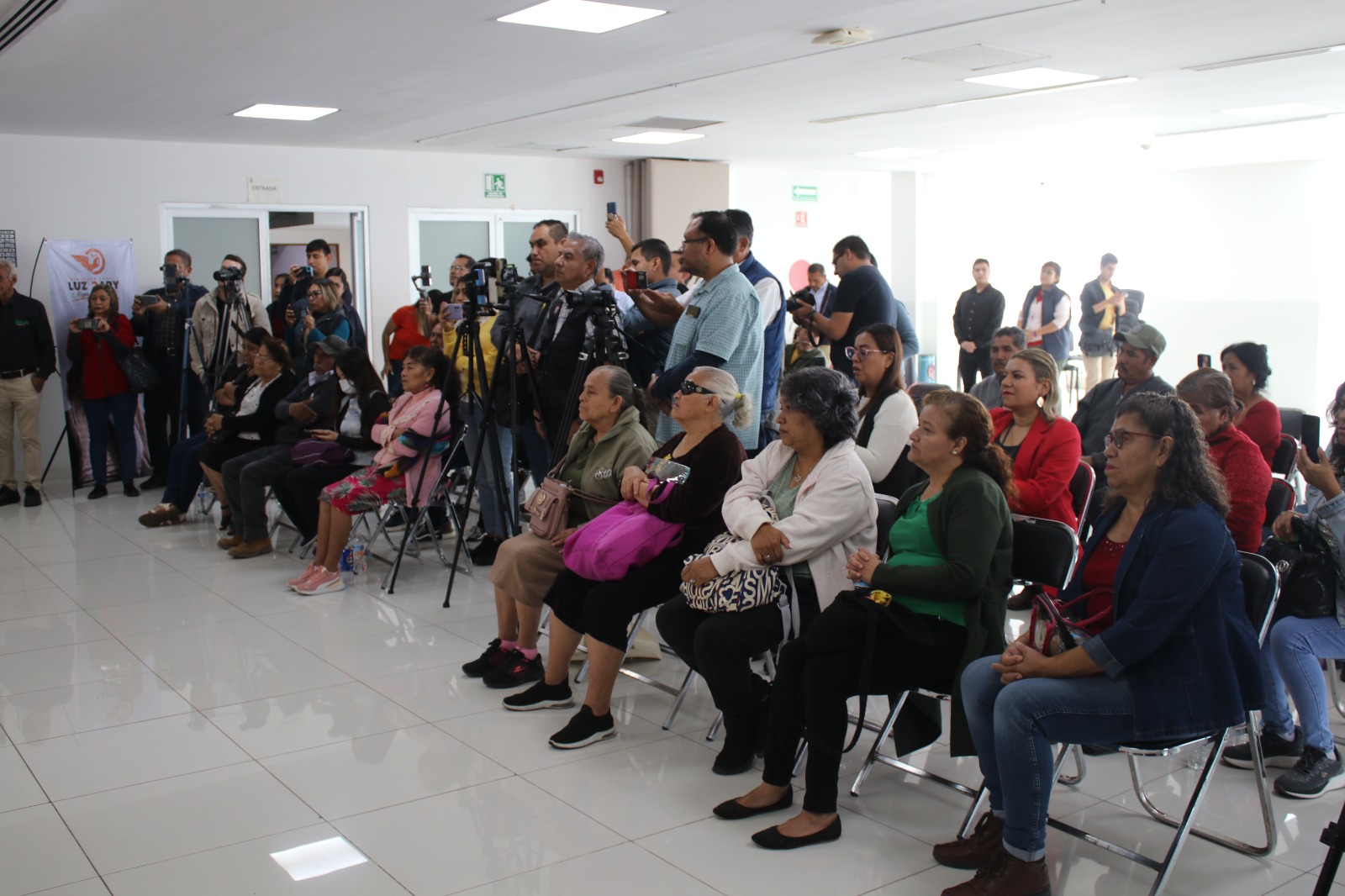 Hace entrega diputada Luz Dary Quevedo Maldonado de 17 visas como parte del programa "Una luz en tu corazón" 4 1000586617