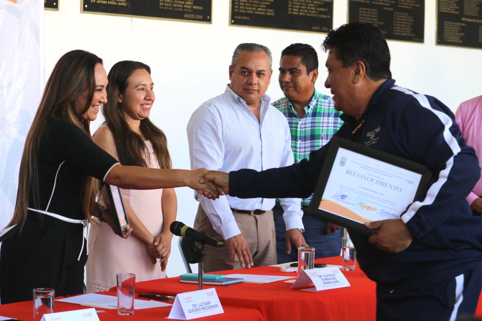 Entrega diputada Luz Dary Quevedo reconocimiento a destacados cronistas deportivos de Morelos 7 1000635258