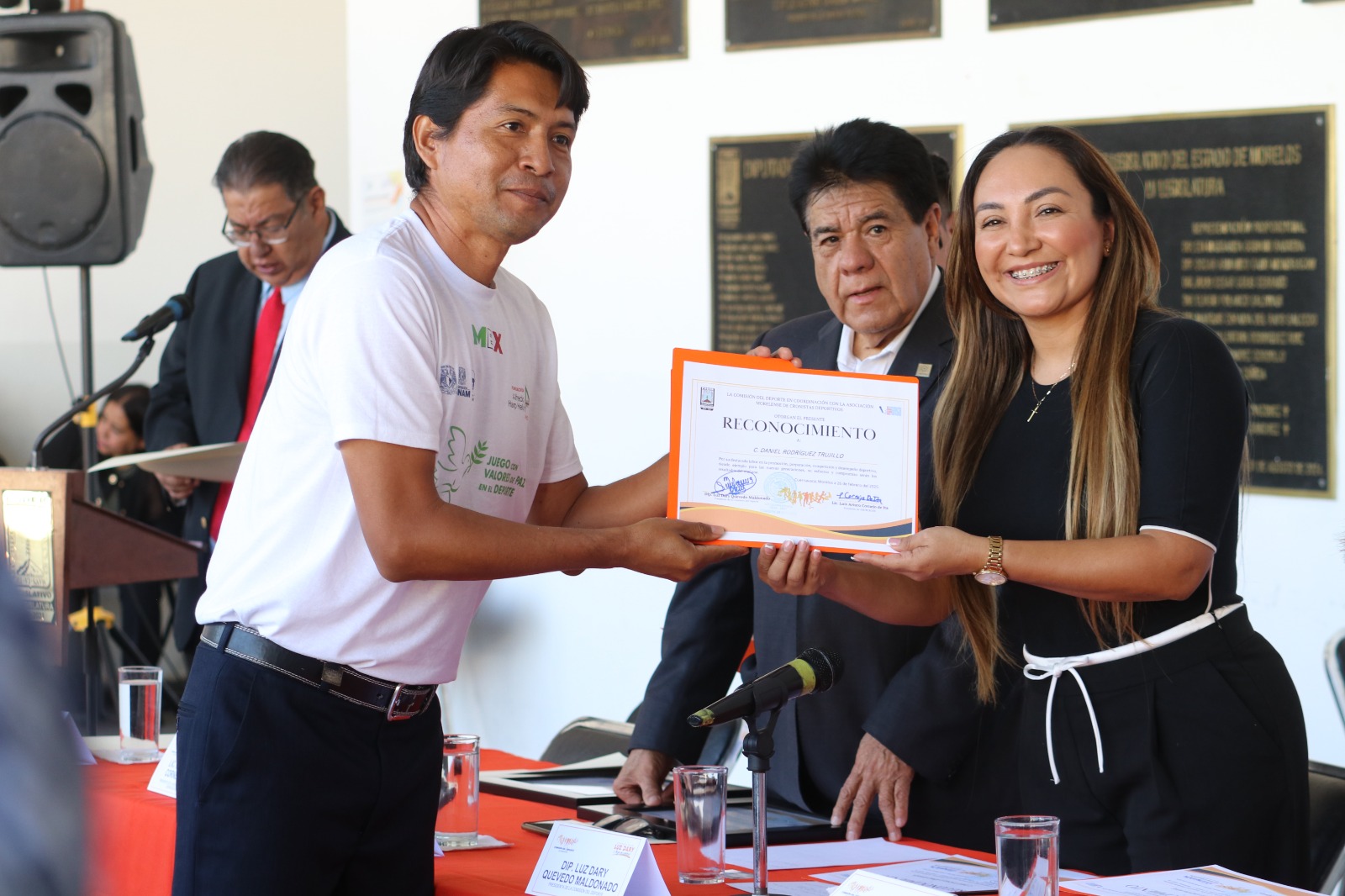 Entrega diputada Luz Dary Quevedo reconocimiento a destacados cronistas deportivos de Morelos 11 1000635263