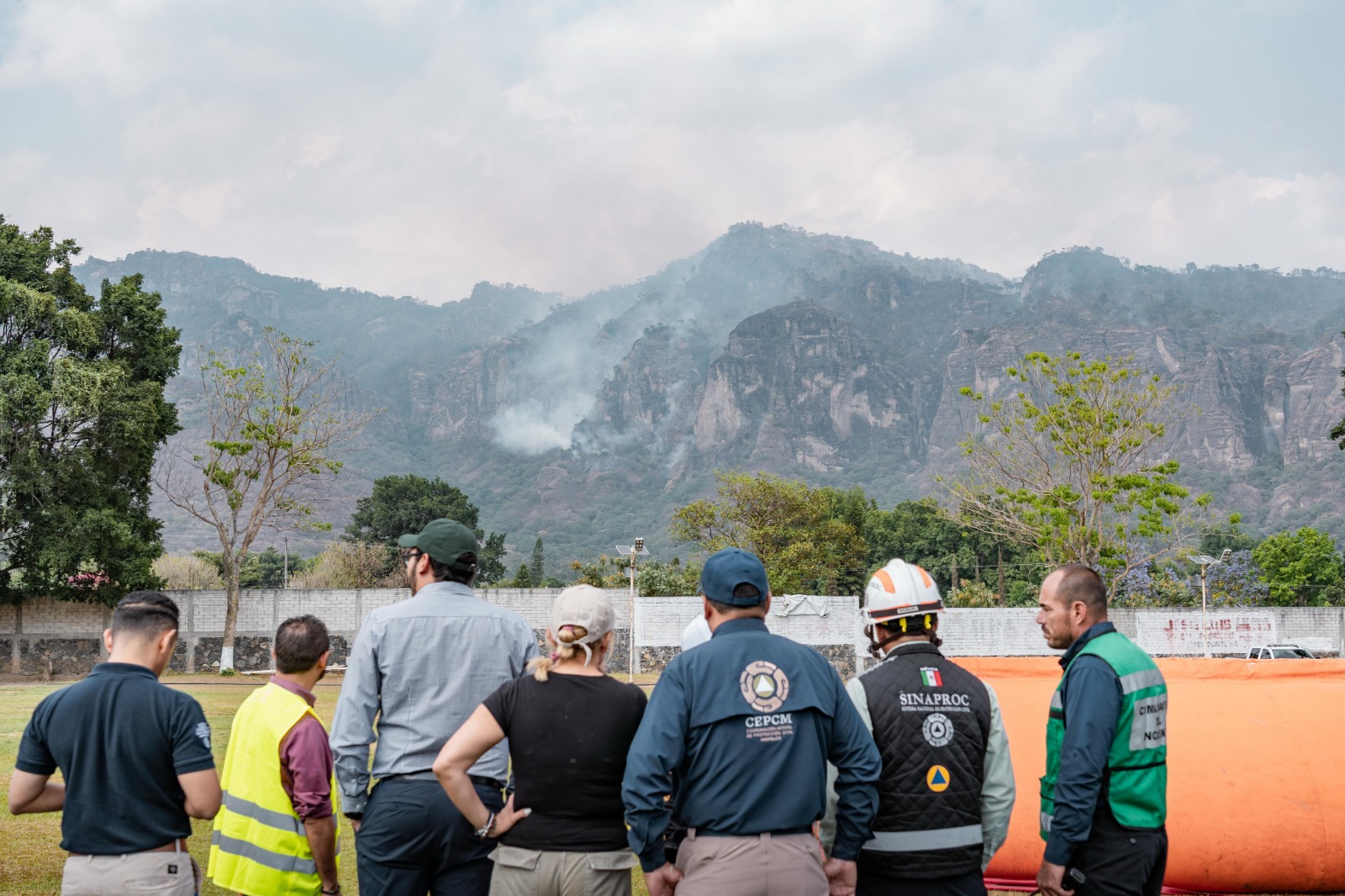 Suman 215 brigadistas y descargas aéreas en combate al fuego en Tepoztlán 7 1000679875