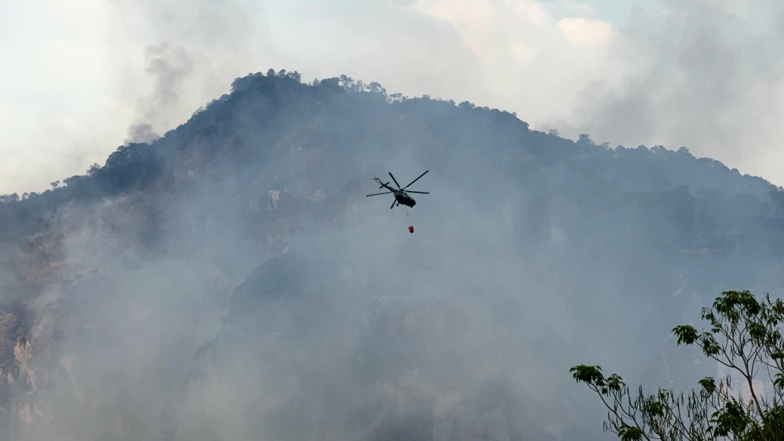 Suman 215 brigadistas y descargas aéreas en combate al fuego en Tepoztlán 3 1000679876