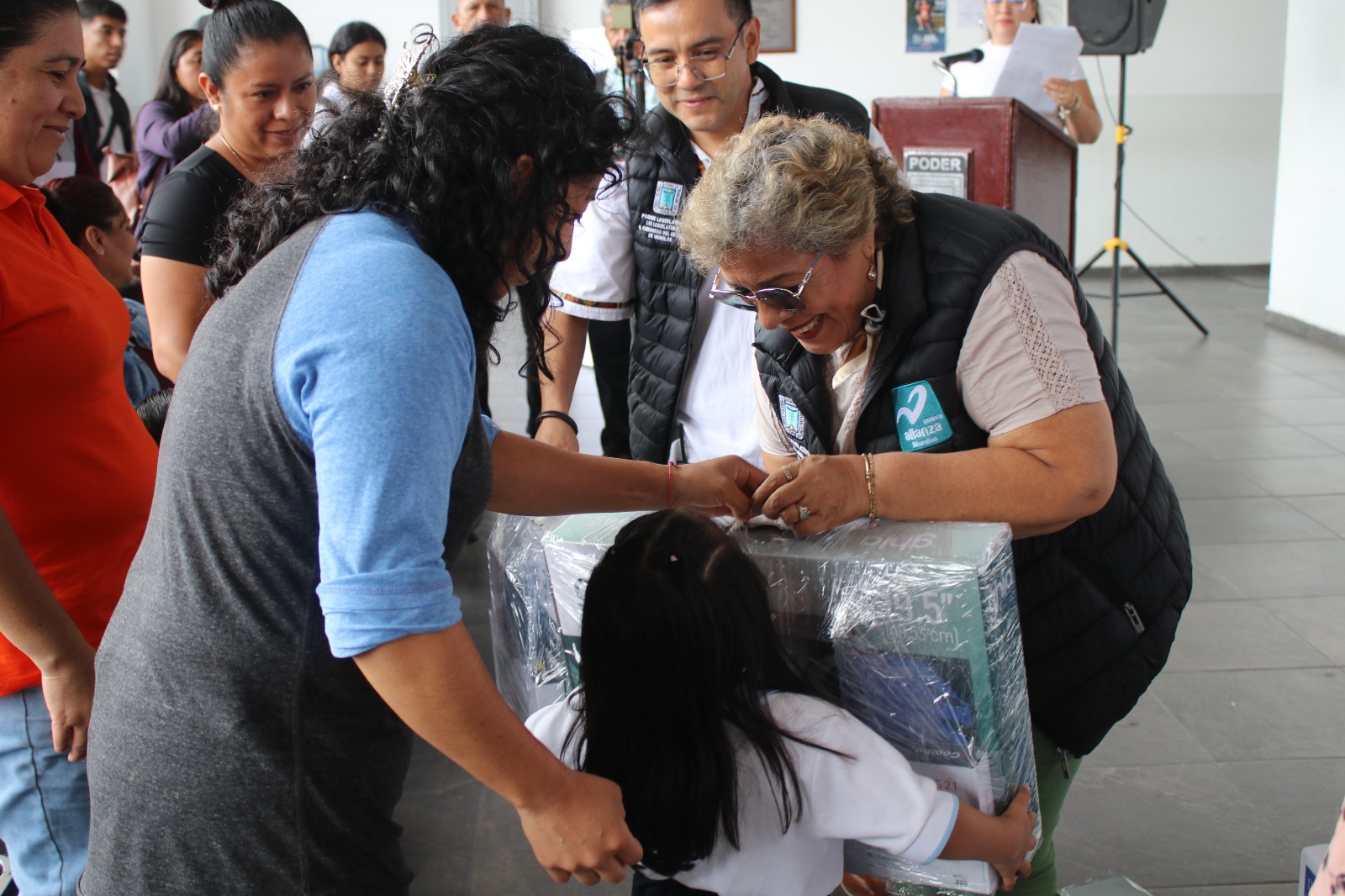 Entrega Ruth Cleotilde Rodríguez equipos de cómputo a planteles educativos de siete municipios en el marco del programa "Diputada en tu escuela" 2 1000779276