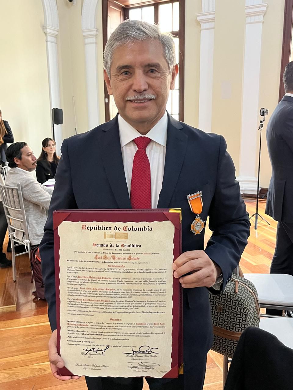 Colombia reconoce a José Luis Urióstegui por su liderazgo humanista y compromiso con la democracia 2 1000788795