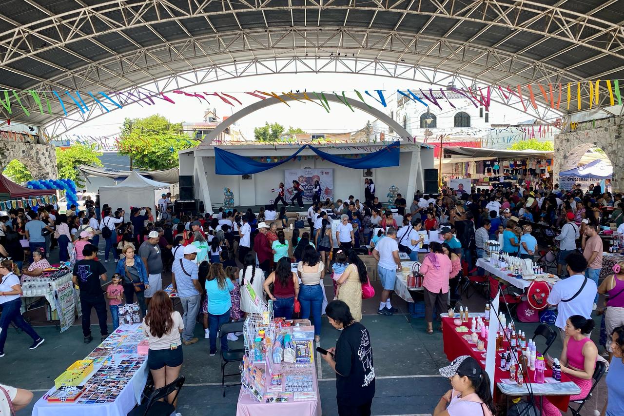 Todo un éxito el primer día del Zapatón y la venta de útiles escolares en el municipio grande 18 1000905810