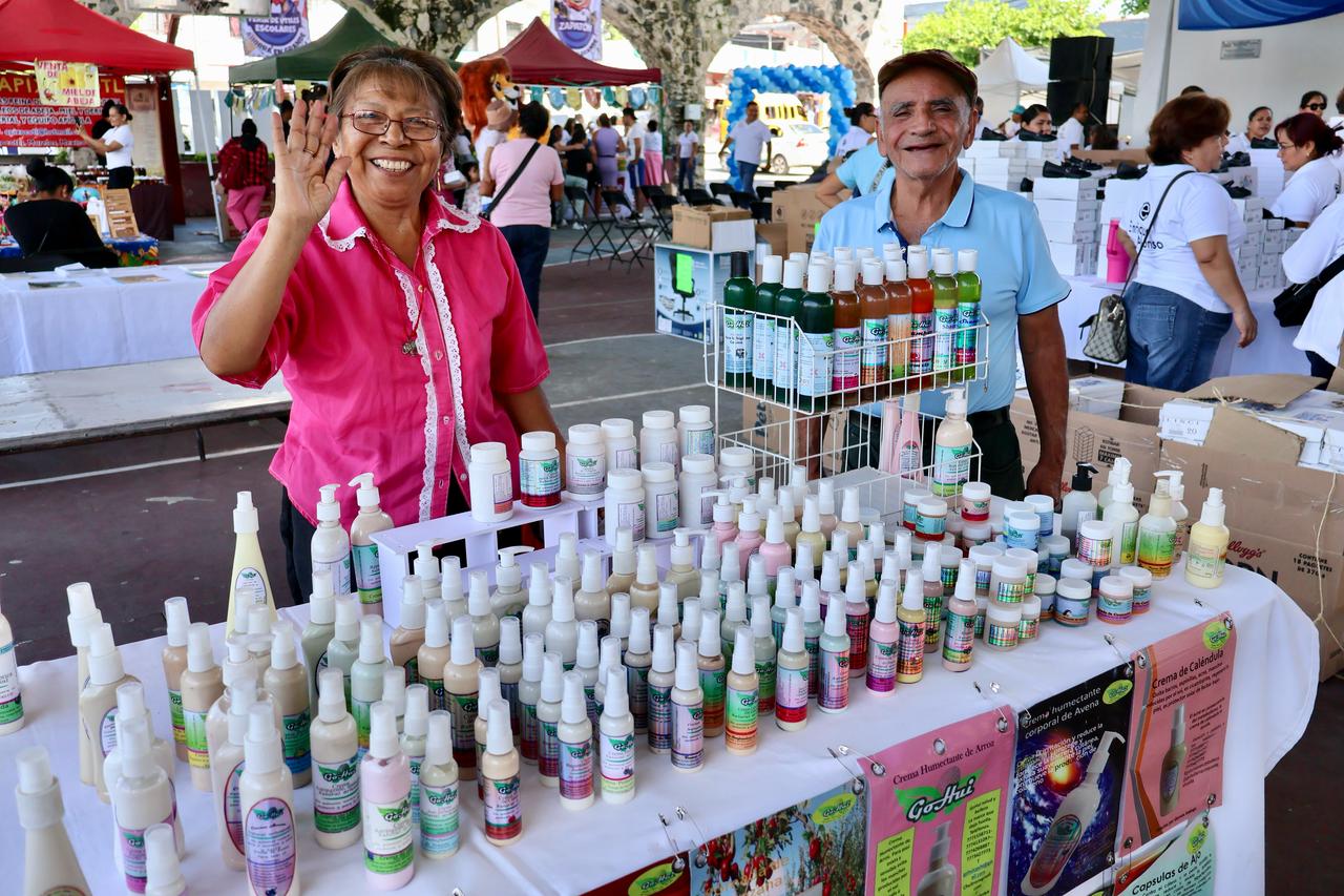 Todo un éxito el primer día del Zapatón y la venta de útiles escolares en el municipio grande 15 1000905814
