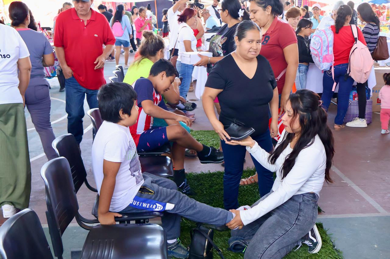 Todo un éxito el primer día del Zapatón y la venta de útiles escolares en el municipio grande 16 1000905815