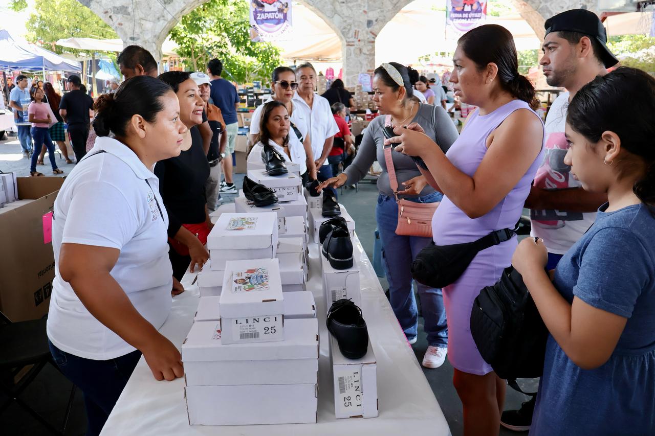 Todo un éxito el primer día del Zapatón y la venta de útiles escolares en el municipio grande 13 1000905816