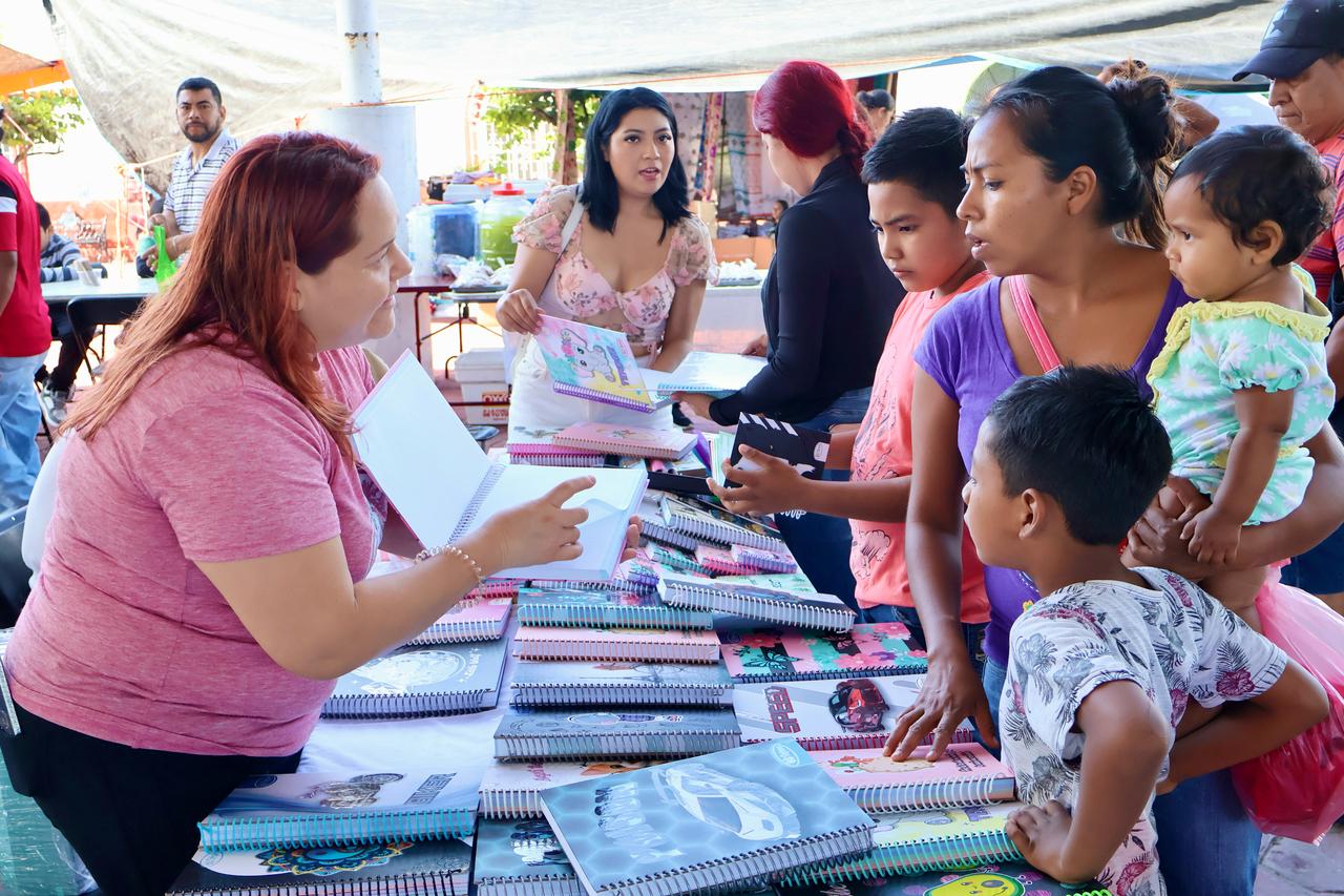 Todo un éxito el primer día del Zapatón y la venta de útiles escolares en el municipio grande 12 1000905817