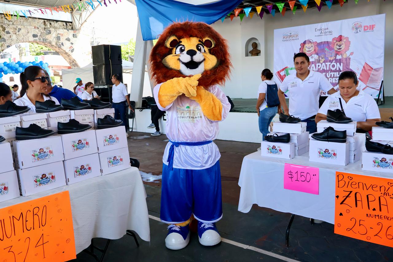 Todo un éxito el primer día del Zapatón y la venta de útiles escolares en el municipio grande 11 1000905818