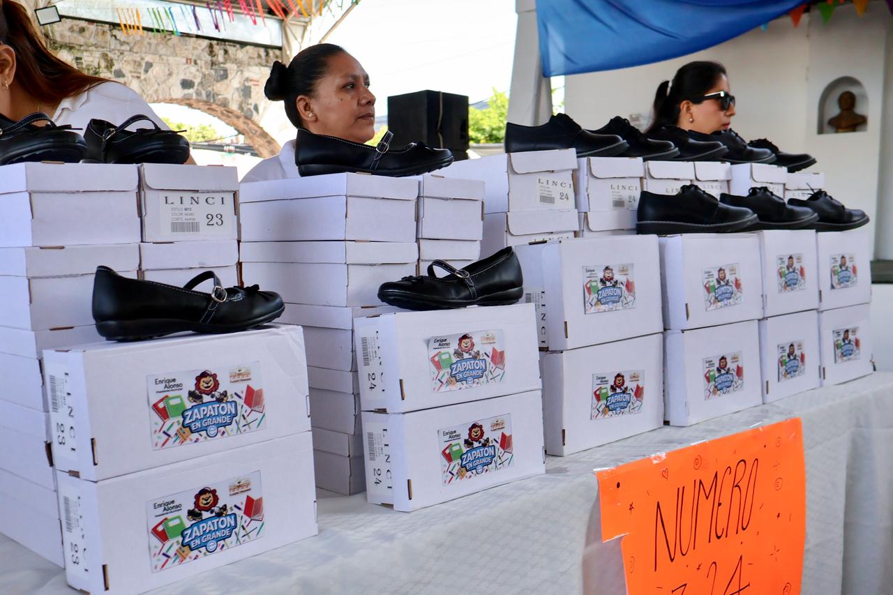 Todo un éxito el primer día del Zapatón y la venta de útiles escolares en el municipio grande 20 1000905821