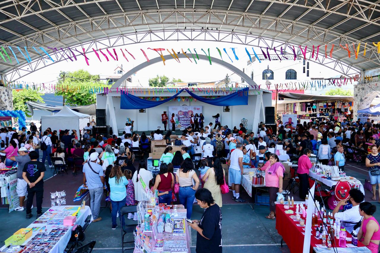 Todo un éxito el primer día del Zapatón y la venta de útiles escolares en el municipio grande 8 1000905825
