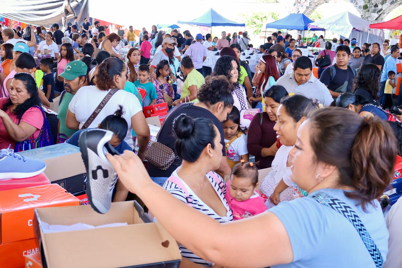 Todo un éxito el primer día del Zapatón y la venta de útiles escolares en el municipio grande 6 1000905829