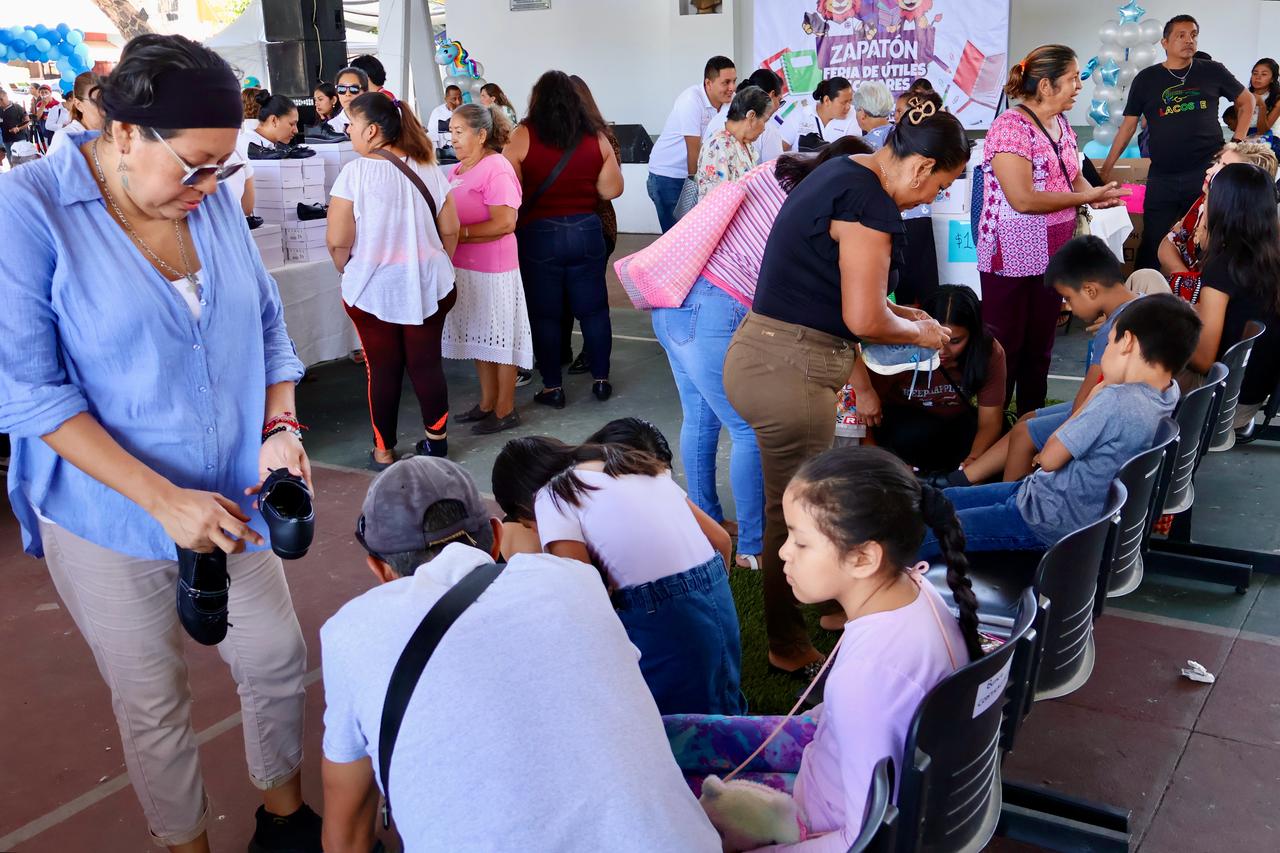 Todo un éxito el primer día del Zapatón y la venta de útiles escolares en el municipio grande 5 1000905830