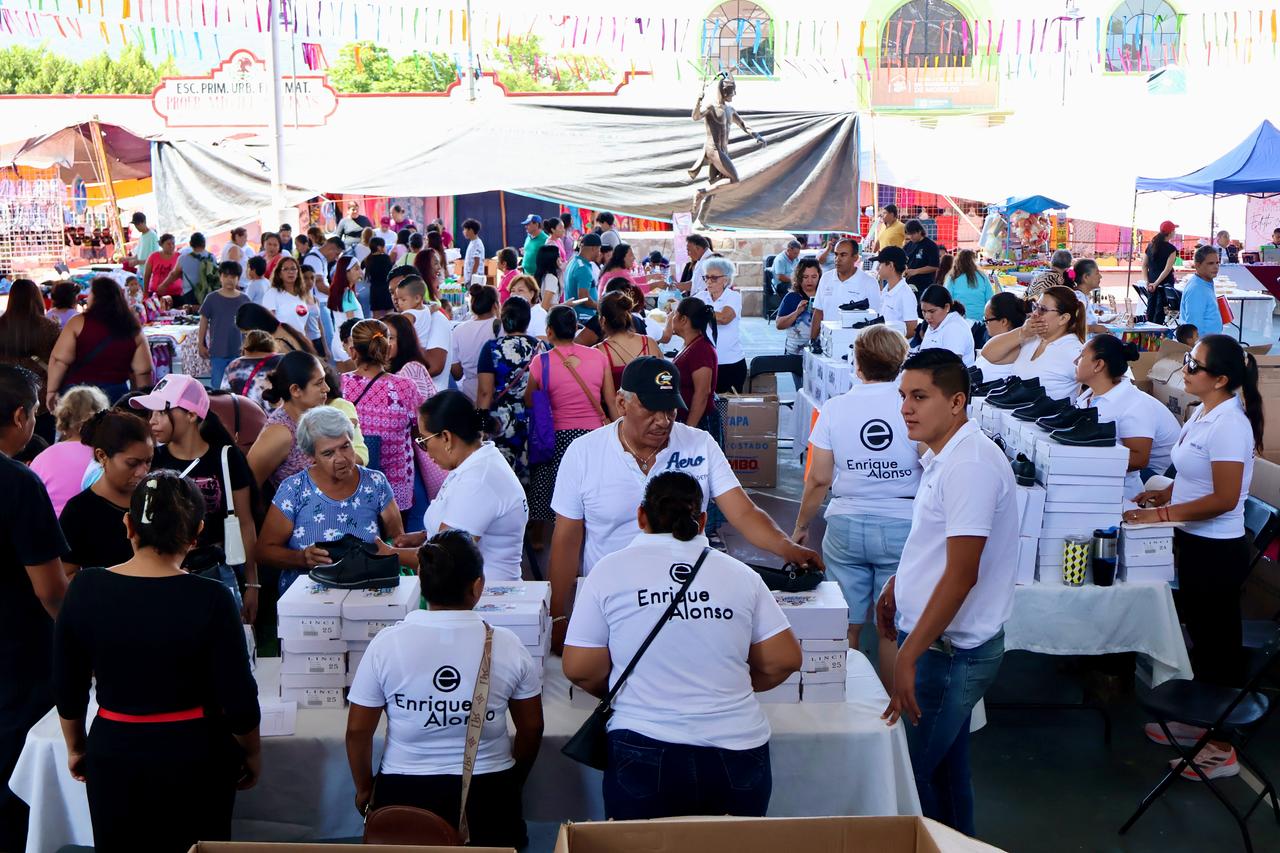 Todo un éxito el primer día del Zapatón y la venta de útiles escolares en el municipio grande 2 1000905831