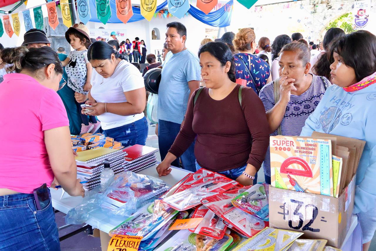 Todo un éxito el primer día del Zapatón y la venta de útiles escolares en el municipio grande 3 1000905832