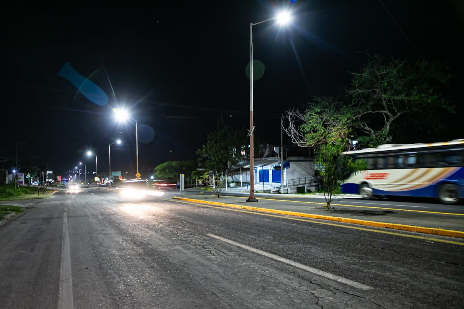 Ilumina Roberto "Chalo" Flores bulevar del poblado de Alpuyeca 5 1000914561