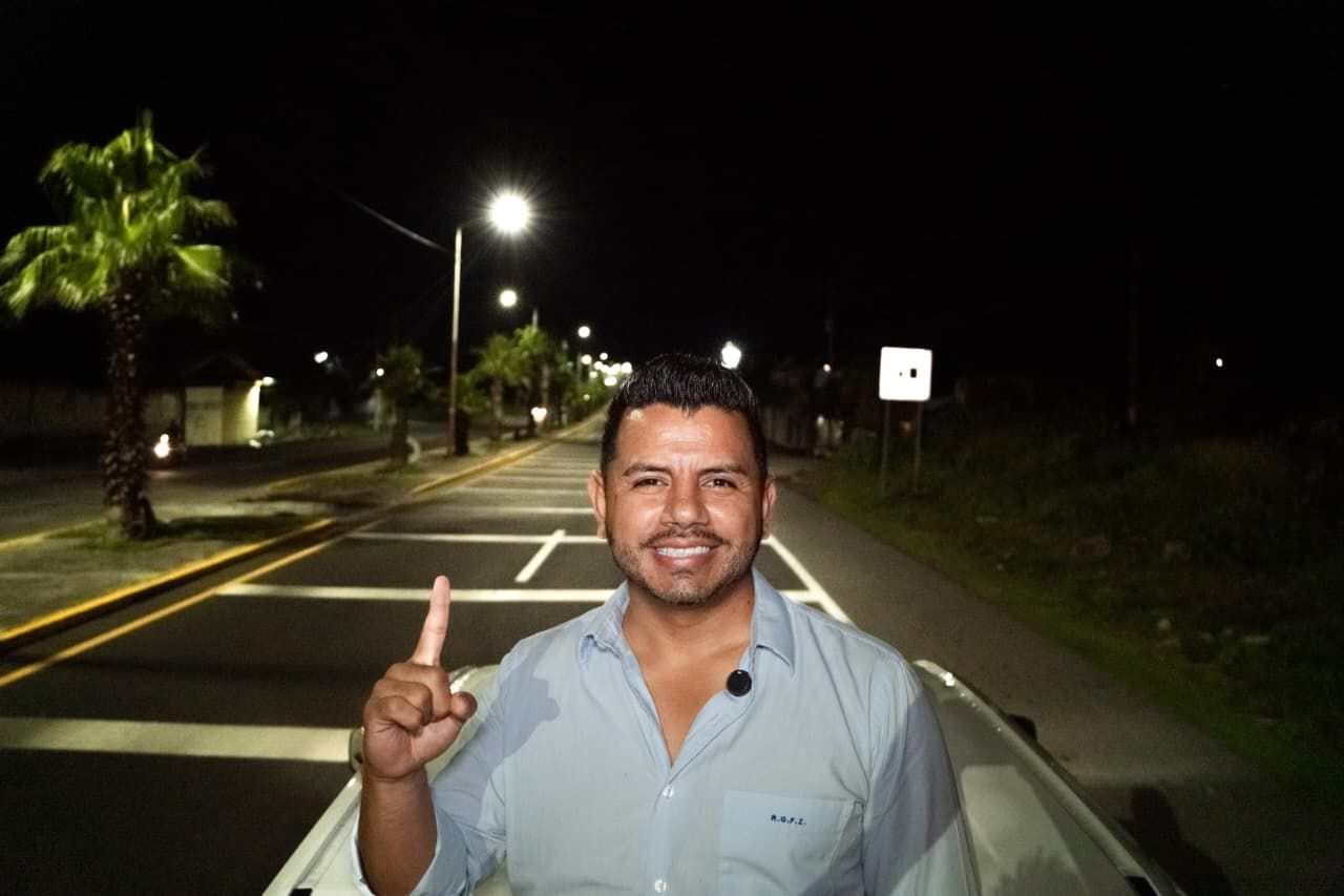 Ilumina Roberto "Chalo" Flores bulevar del poblado de Alpuyeca 2 1000914566