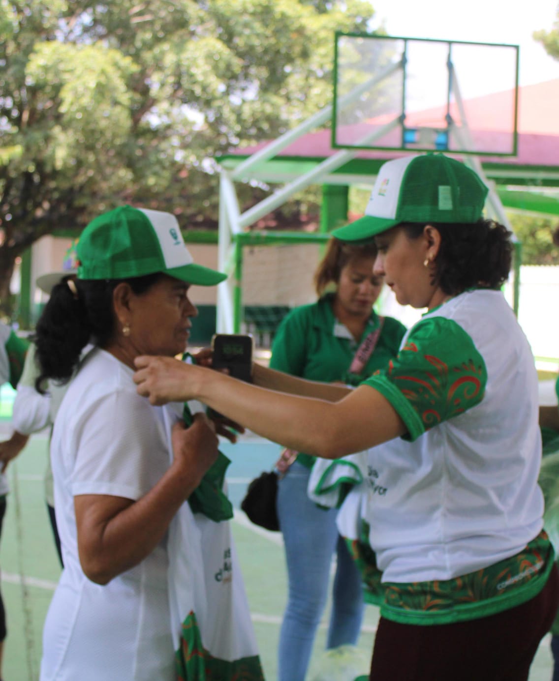 Impulsa Yareli Cárdenas activación física con entrega de uniformes a Adultos Mayores 2 1000915106