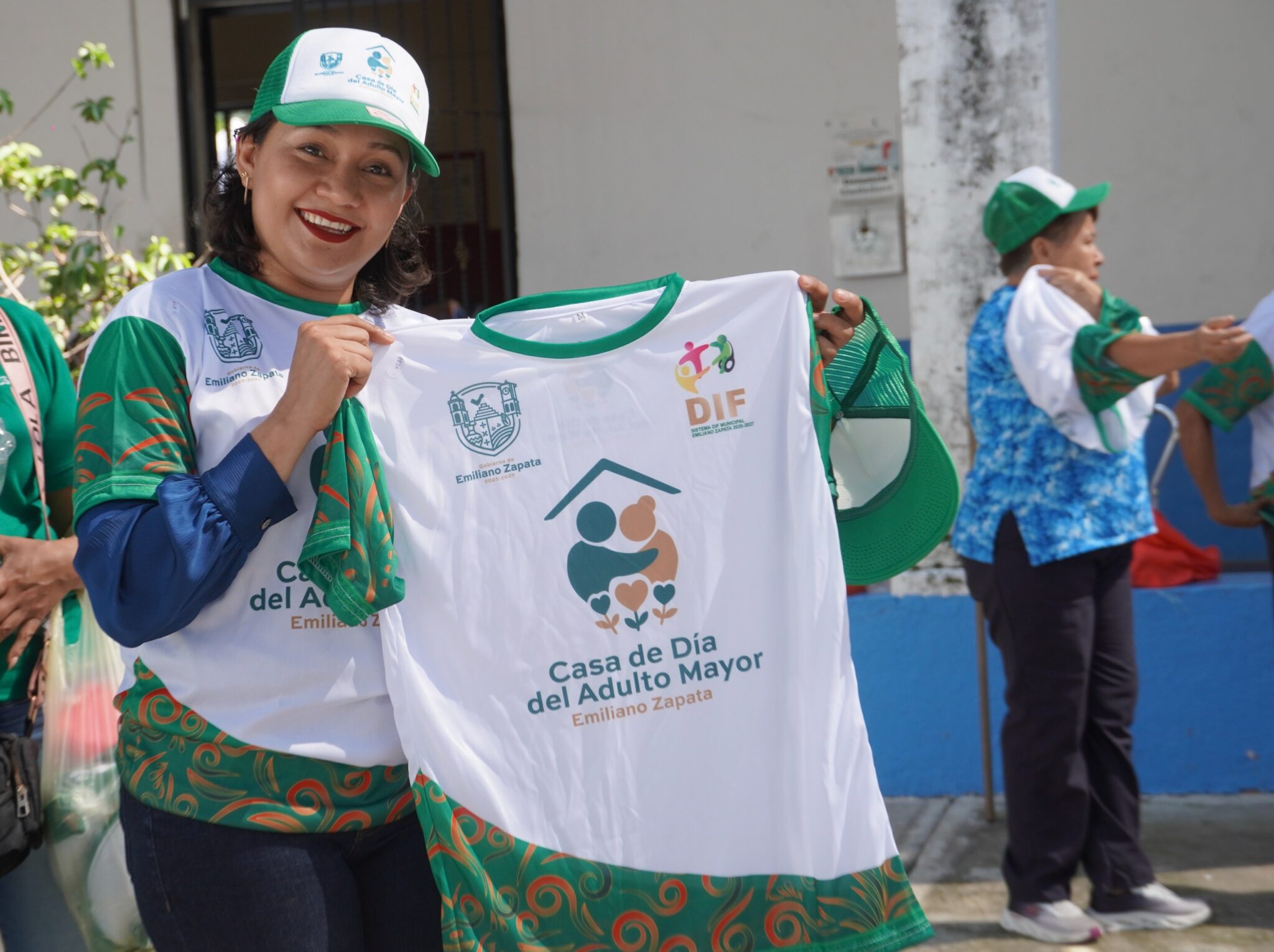 Impulsa Yareli Cárdenas activación física con entrega de uniformes a Adultos Mayores 3 1000915108