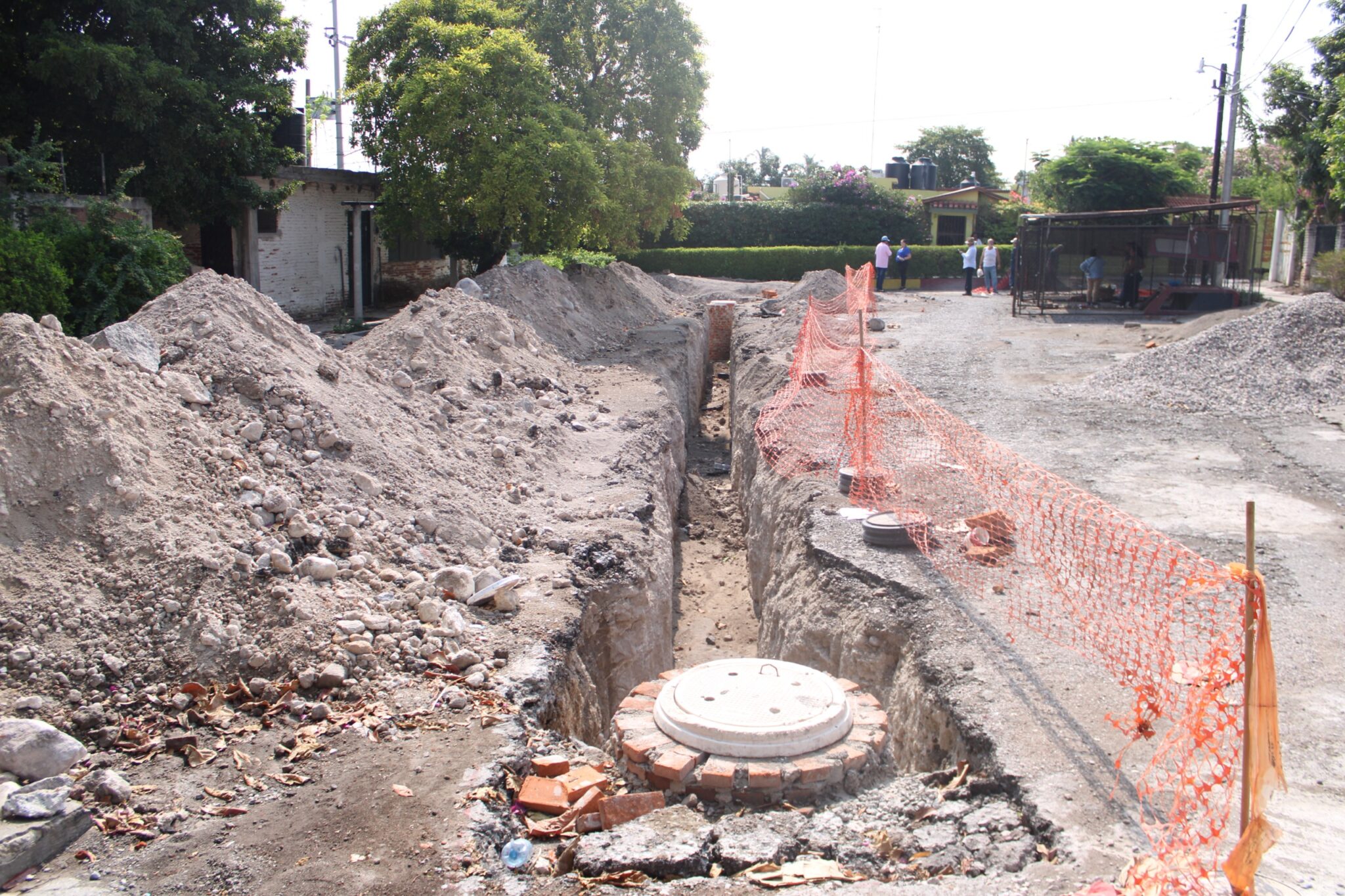 Supervisar Alan Martínez avance de la rehabilitación de drenaje sanitario en la Unidad Morelos 1 1001503970