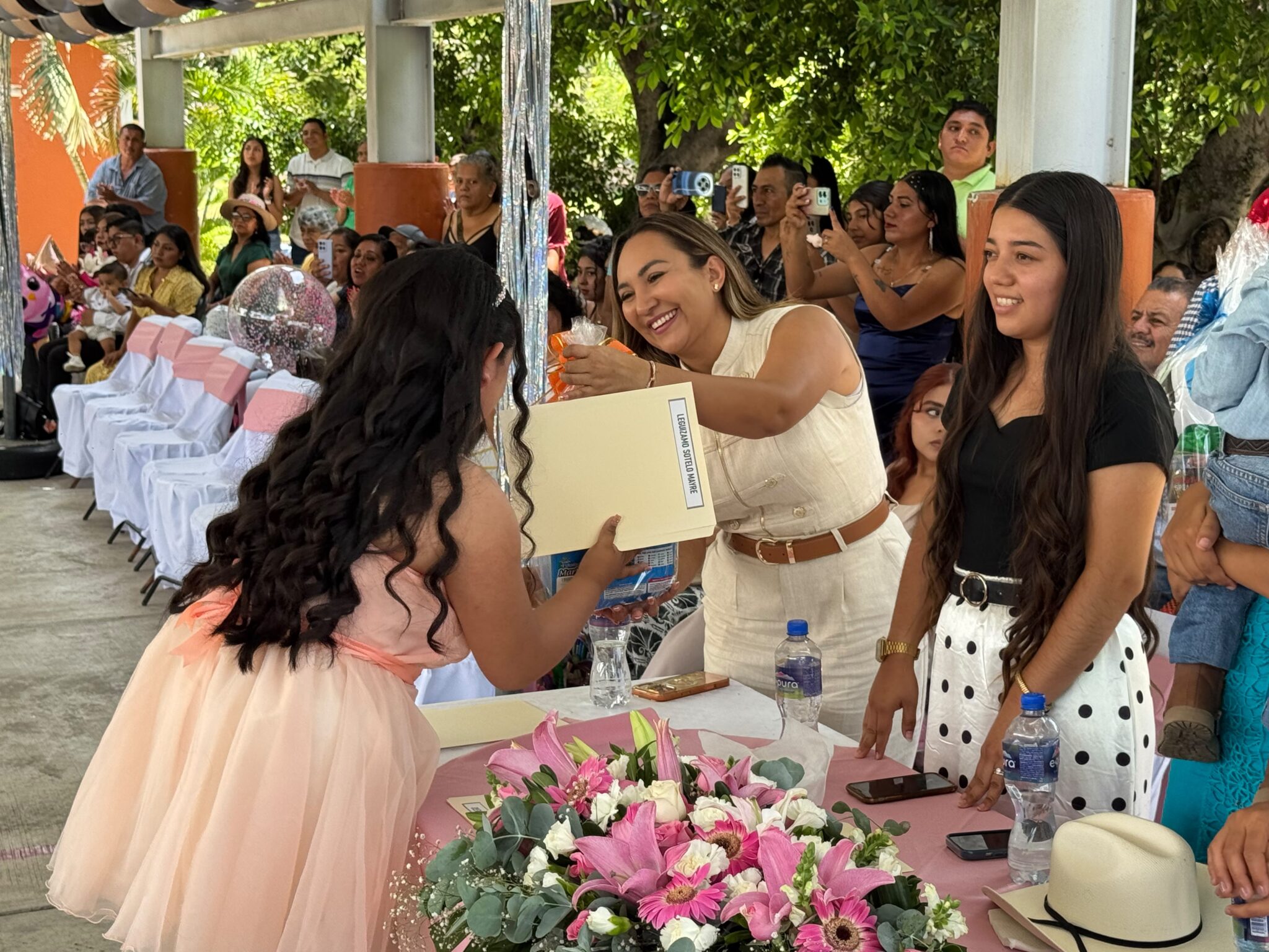 Luz Dary Quevedo amadrina a cerca de 500 estudiantes en ceremonias de graduación en el sur y surponiente de Morelos 1 1001593980