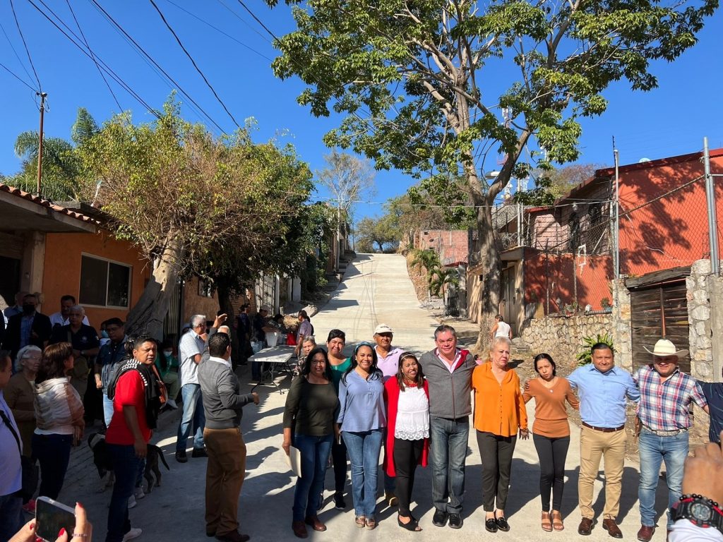 Alcalde Rafael Reyes entrega pavimentación de privada Las Rosas en la colonia Lomas de Jiutepec 2 img 20230104 wa00182382648161633116871