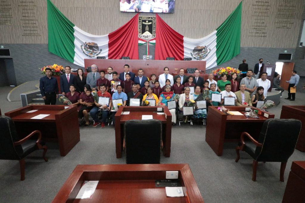 Llama diputada Macrina Vallejo a legisladores a “dejar como legado la entrega de la presea Quetzalcóatl” 1 macri y banda