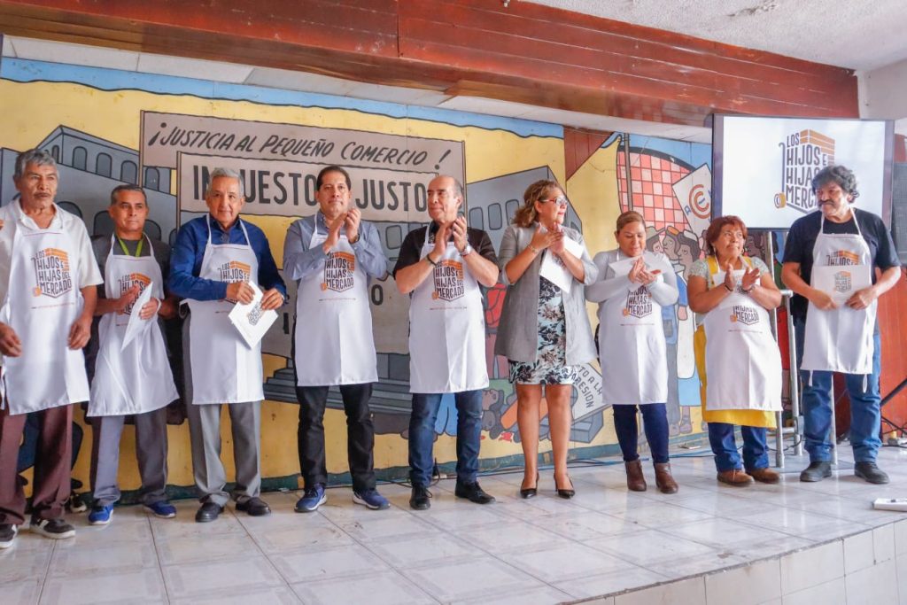 Reconocen a Ángel Adame como “hijo” del mercado Adolfo López Mateos 1 ANGEL Y MANDIL MERCADO