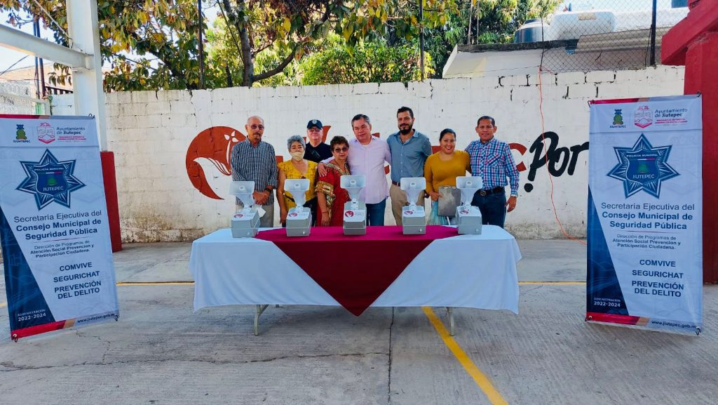 Alcalde de Jiutepec Rafael Reyes entrega alarmas vecinales a habitantes de la colonia Morelos 1 RAFS