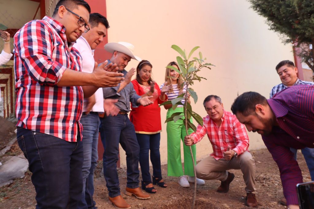Encabezan integrantes del ayuntamiento de Jiutepec, jornada de reforestación en secundaria de la colonia Jardín Juárez 1 RAFSDDD