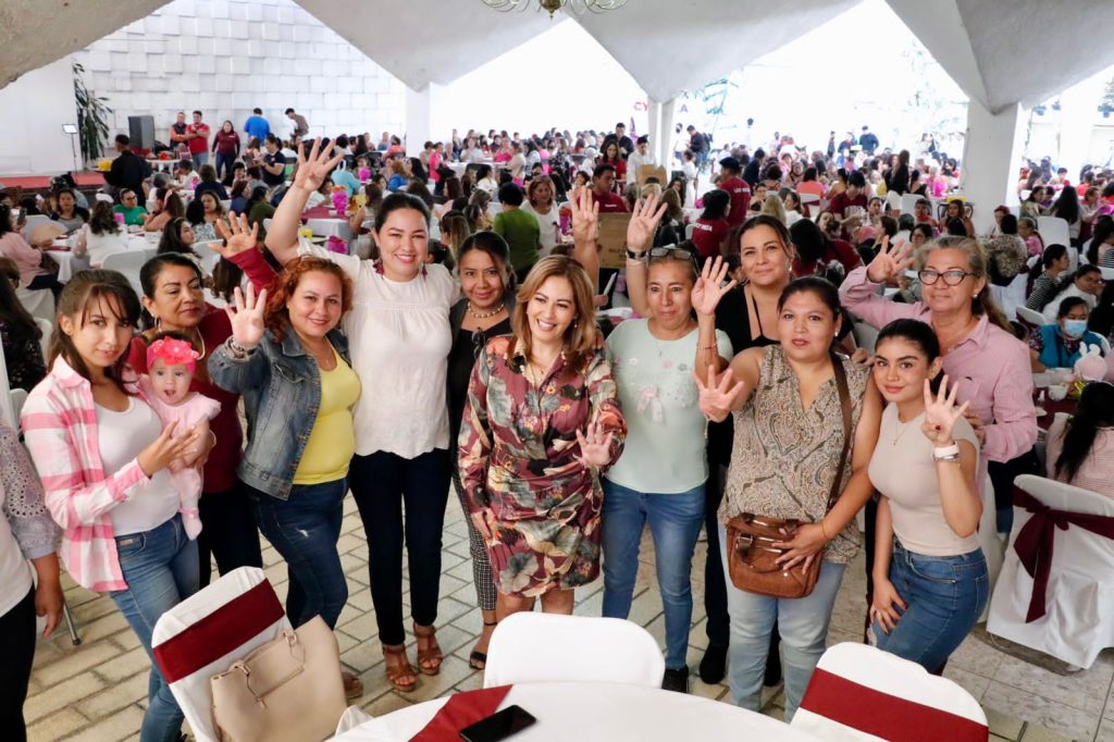 lucy y mujeres 1