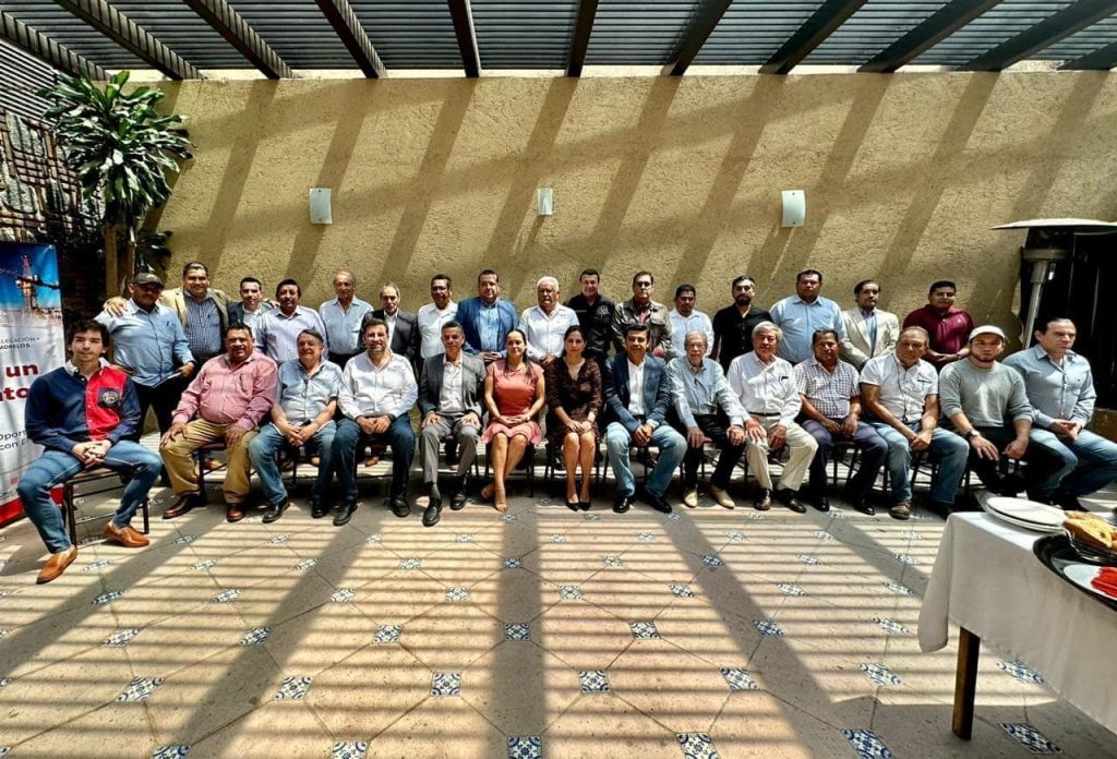 Intercambian opinión titular de Ceagua y afiliados de la CMIC 1 cmic vasddd