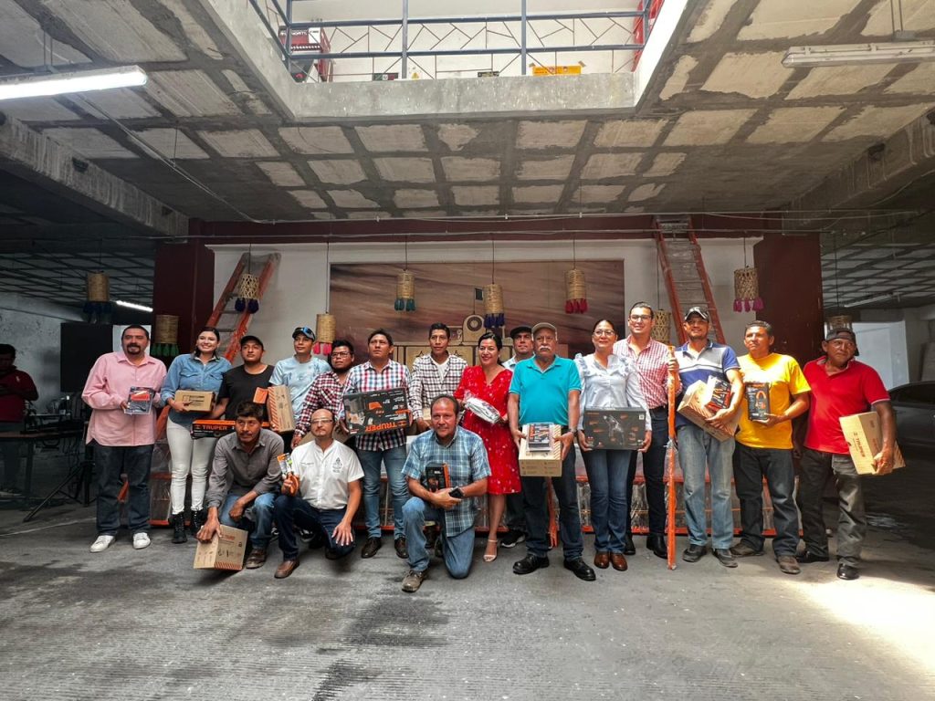Entrega de equipo al personal de alumbrado público de Jojutla 1 jsoss