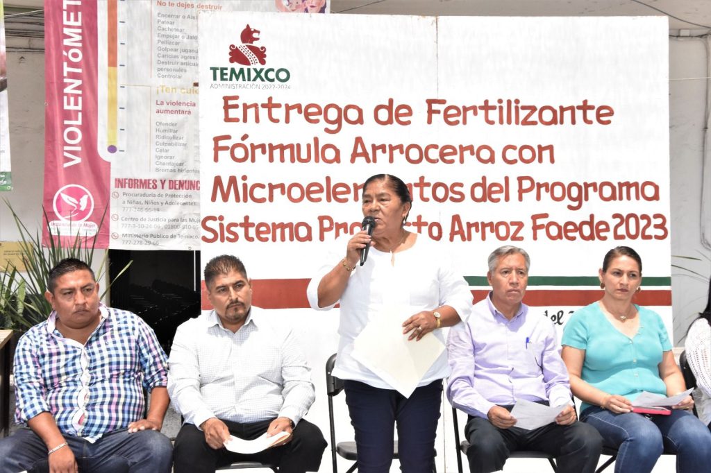 Entrega alcaldesa de Temixco Juanita Ocampo fertilizante y agroquímicos a arroceros 1 juan y fert