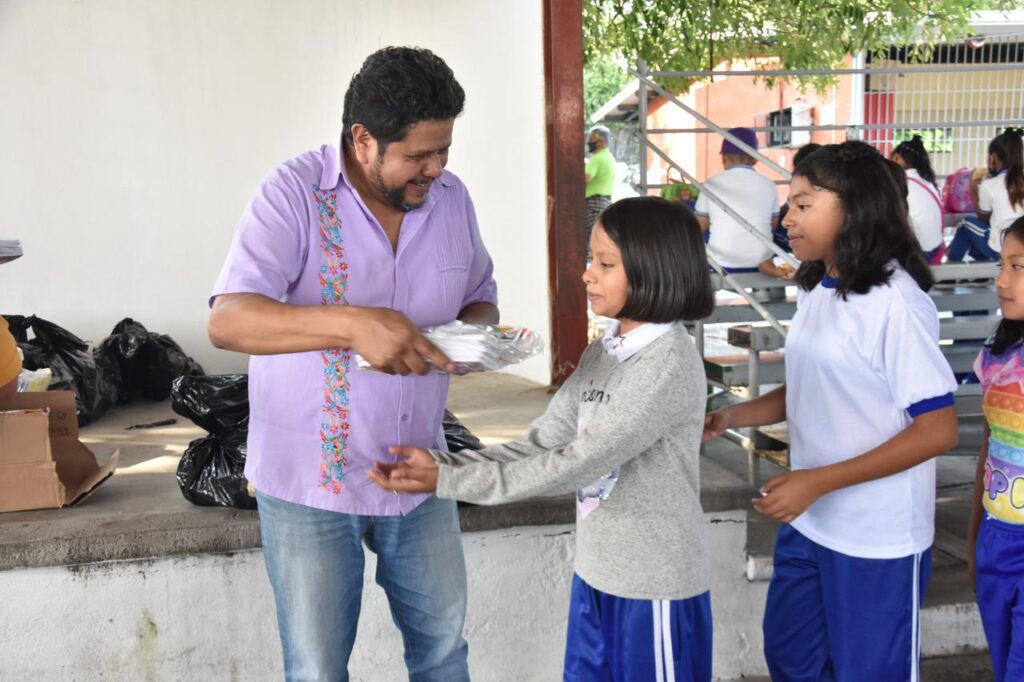 Continúa la distribución de útiles escolares en colonias, delegaciones y comunidades de Temixco 2 34c6a2b8 e569 4f5d a785 b22c922303b5