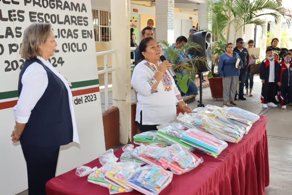 Continúa la distribución de útiles escolares en colonias, delegaciones y comunidades de Temixco 1 670436a7 d4cc 4cce 8cd6 176461bf2627