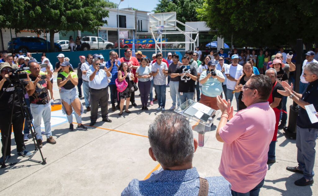 Encabeza coordinador de asesores trabajos de rehabilitación en la cancha df usos múltiples de la colonia Antonio Barona 4 IMG 20230813 WA0091