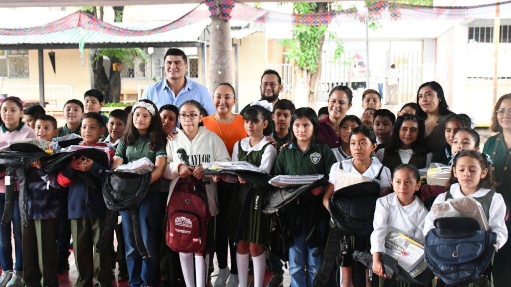 Entrega diputada Luz Dary Quevedo Maldonado útiles escolares gratuitos a estudiantes del IX Distrito 1 IMG 20230829 WA0025