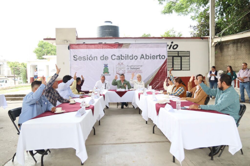 Entrega alcalde Rafael Reyes alarmas vecinales la colonia El Campanario 5 IMG 20230902 WA0014