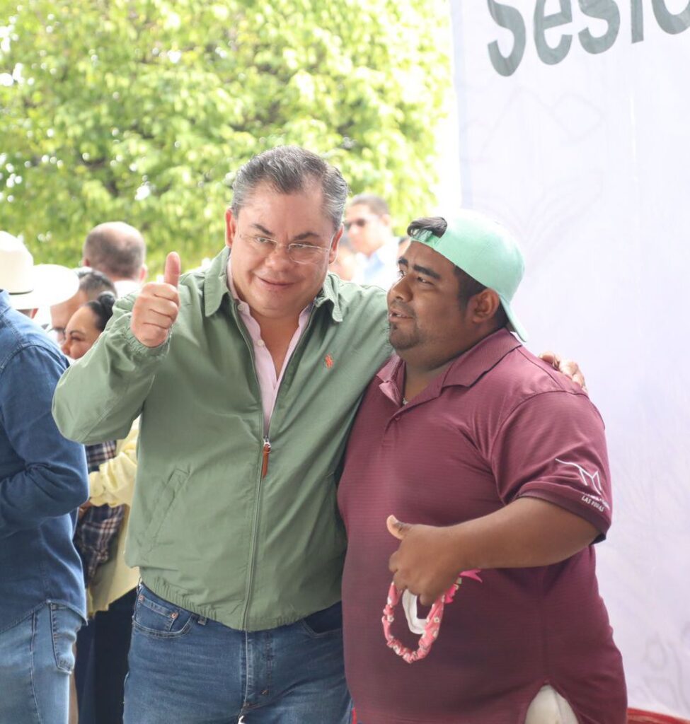 Entrega alcalde Rafael Reyes alarmas vecinales la colonia El Campanario 1 IMG 20230902 WA0018