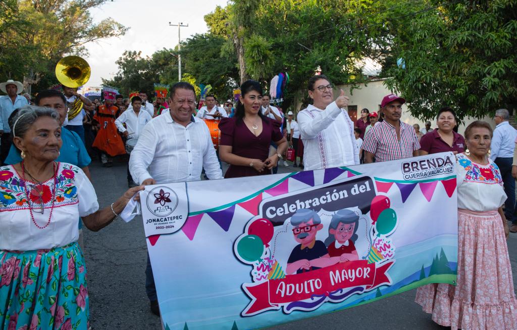 Festeja Víctor Mercado en Jonacatepec al adulto mayor con carnaval y reconocimientos 3 IMG 20231008 WA0015