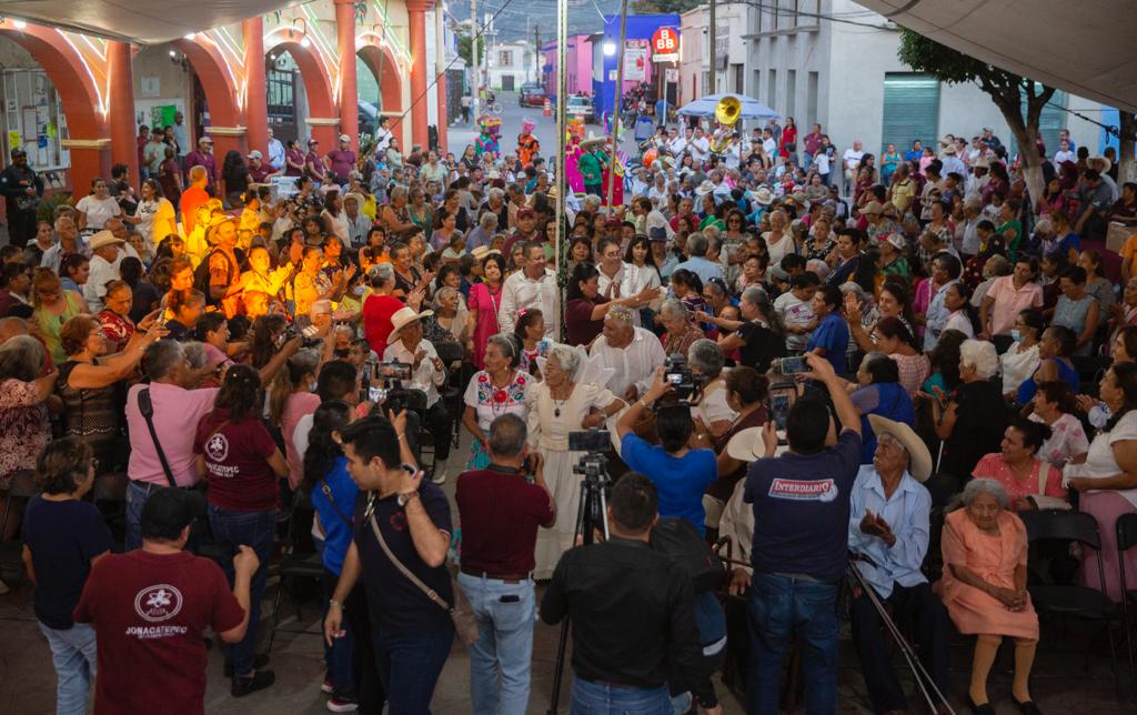 Festeja Víctor Mercado en Jonacatepec al adulto mayor con carnaval y reconocimientos 1 IMG 20231008 WA0017